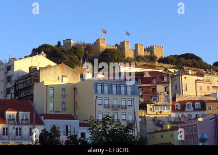 Eine Ansicht des Castelo de São Jorge in Lissabon Portugal Martim Moniz entnommen Stockfoto