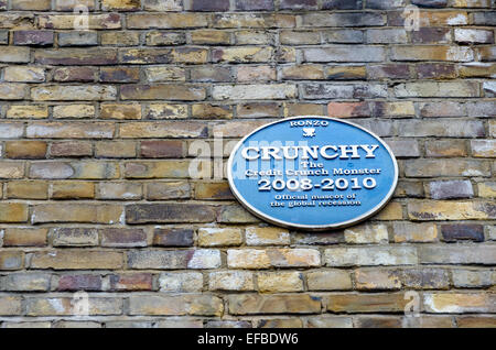 Blaue Plakette zeigt den ursprünglichen Loaction Ronzo Credit Crunch Monster. Great Eastern Street, Shoreditch, London Stockfoto