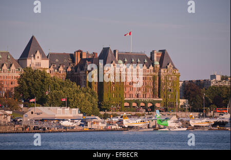 Das Empress Hotel und den Victoria Hafen mit dem Wasserflugzeug Basis im Vordergrund, Innenhafen, Victoria, BC. Stockfoto