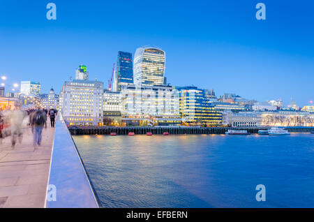 Skyline von London von London Bridge in der Nacht mit der Cheesegrater und Walkie-Talkie Gebäude in Sicht Stockfoto