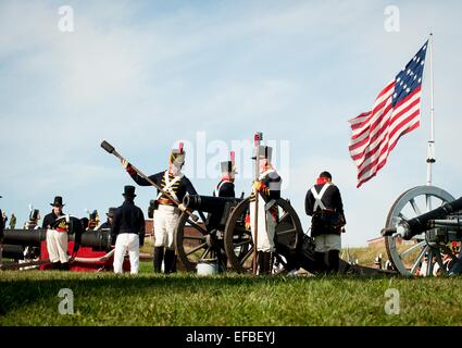 Re-enactment in historischen Kostümen darauf vorbereiten, eine historische Kanone im Fort McHenry Feuer während der Star Spangled spektakuläre Veranstaltung anlässlich des 200. Jubiläums der Nationalhymne 14. September 2014 in Baltimore, Maryland. Maryland ist, wo Francis Scott Key schrieb das Gedicht Defense of Fort McHenry während des Krieges von 1812, die Star-Spangled Banner Hymne später. Stockfoto