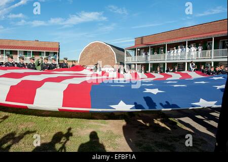 Re-enactment in historischen Kostümen enthüllen eine riesige amerikanische Flagge in Fort McHenry während der Star Spangled spektakuläre Veranstaltung anlässlich des 200. Jubiläums der Nationalhymne 14. September 2014 in Baltimore, Maryland. Maryland ist, wo Francis Scott Key schrieb das Gedicht Defense of Fort McHenry während des Krieges von 1812, die Star-Spangled Banner Hymne später. Stockfoto