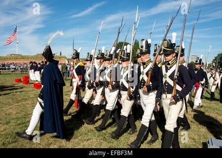 Re-enactment tragen Kostüme Parade im Fort McHenry während der Star Spangled spektakuläre Veranstaltung anlässlich des 200. Jubiläums der Nationalhymne 14. September 2014 in Baltimore, Maryland. Maryland ist, wo Francis Scott Key schrieb das Gedicht Defense of Fort McHenry während des Krieges von 1812, die Star-Spangled Banner Hymne später. Stockfoto