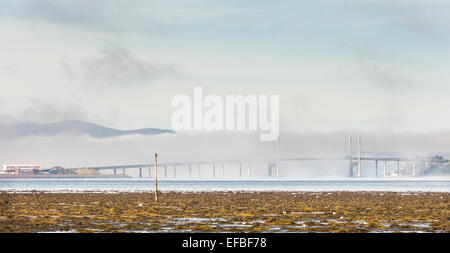 Meer-Nebel auf Kessock Brücke in Inverness in Schottland. Stockfoto