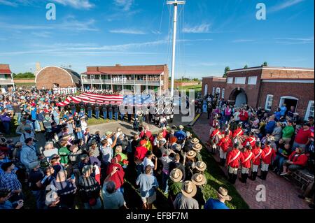 Re-enactment in historischen Kostümen enthüllen eine riesige amerikanische Flagge in Fort McHenry während der Star Spangled spektakuläre Veranstaltung anlässlich des 200. Jubiläums der Nationalhymne 14. September 2014 in Baltimore, Maryland. Maryland ist, wo Francis Scott Key schrieb das Gedicht Defense of Fort McHenry während des Krieges von 1812, die Star-Spangled Banner Hymne später. Stockfoto