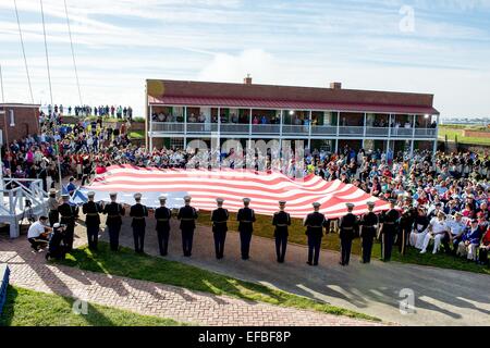 Re-enactment in historischen Kostümen enthüllen eine riesige amerikanische Flagge in Fort McHenry während der Star Spangled spektakuläre Veranstaltung anlässlich des 200. Jubiläums der Nationalhymne 14. September 2014 in Baltimore, Maryland. Maryland ist, wo Francis Scott Key schrieb das Gedicht Defense of Fort McHenry während des Krieges von 1812, die Star-Spangled Banner Hymne später. Stockfoto