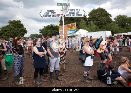 29. Juni 2014. Paul Currie unterhält ein Publikum im Bereich Zirkus beim Glastonbury Festival. Stockfoto