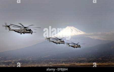 Drei US-Marine CH-53E Super Stallion-Hubschrauber fliegen vorbei Mount Fuji 24. Januar 2015 in Shizuoka, Japan. Stockfoto