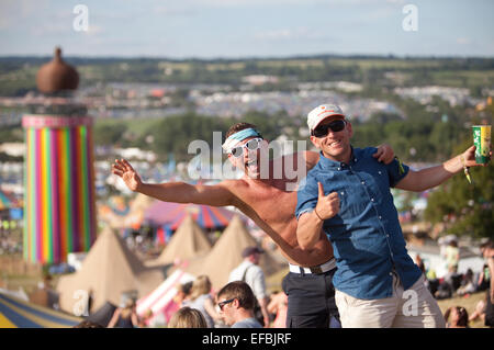 25. Juni 2014. Nachtschwärmer in der Parkanlage am Mittwoch vor dem Festival. Stockfoto