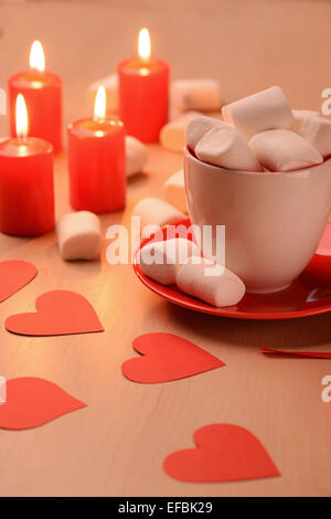 Nahaufnahme von Marshmallows in die Tasse und Untertasse platziert Stockfoto