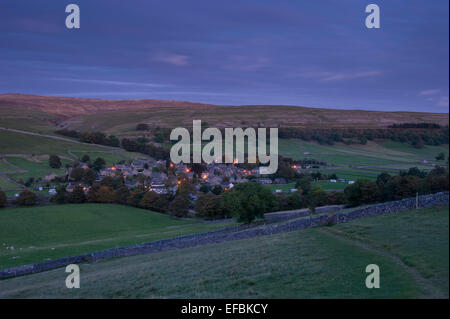 Kettlewell Dorf, eingebettet in malerischen Tal unter Hochland Moors & Hills, Straßenbeleuchtung beleuchtet bei Einbruch der Dunkelheit - Wharfedale, Yorkshire Dales, England, Großbritannien. Stockfoto