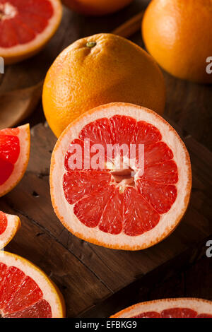 Gesunde Bio rot Ruby Grapefruit auf einem Hintergrund Stockfoto
