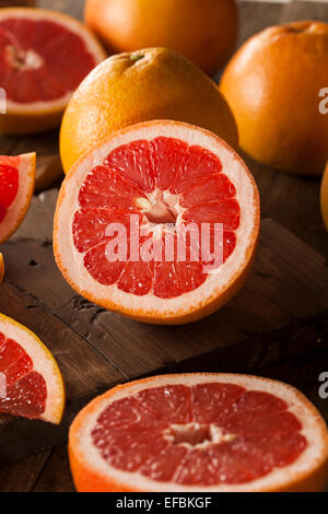 Gesunde Bio rot Ruby Grapefruit auf einem Hintergrund Stockfoto