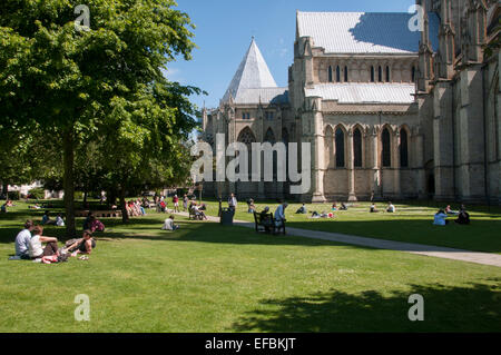 Leute sitzen auf der Wiese, Wandern und Entspannen im Sommer Sonne im malerischen Dean's Garten durch das Münster, York, North Yorkshire, England, UK. Stockfoto