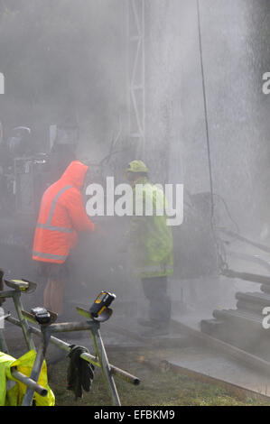 MOANA, NEW ZEALAND, 18. März 2010: Bohren Besatzungsmitglieder steuern einen Blowout an der Mündung eines Brunnens für Kohlenflöz Gas in der Nähe von Moana Stockfoto