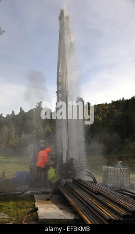 MOANA, NEW ZEALAND, 18. März 2010: Bohren Besatzungsmitglieder steuern einen Blowout an der Mündung eines Brunnens für Kohlenflöz Gas in der Nähe von Moana Stockfoto