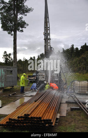 MOANA, NEW ZEALAND, 18. März 2010: Bohren Besatzungsmitglieder steuern einen Blowout an der Mündung eines Brunnens für Kohlenflöz Gas in der Nähe von Moana Stockfoto