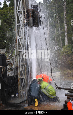 MOANA, NEW ZEALAND, 18. März 2010: Bohren Besatzungsmitglieder steuern einen Blowout an der Mündung eines Brunnens für Kohlenflöz Gas in der Nähe von Moana Stockfoto