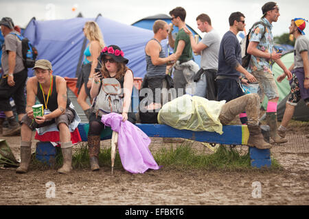 28. Juni 2014. Ein Punter schläft auf einer Bank, wie das Publikum beim Glastonbury Festival 2014 vergeht. Stockfoto