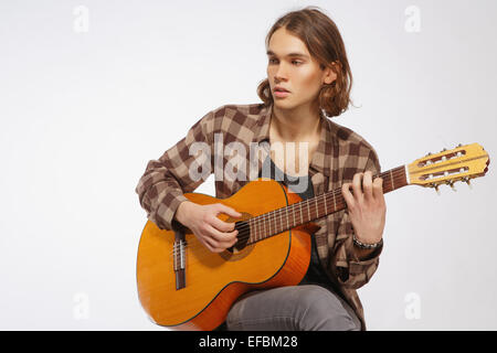 Jungen Gitarristen ein Lied singen Stockfoto