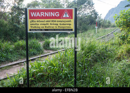 Bei Stadt Ella im Hochland von Sri Lanka. Warnzeichen, die auf Zug zu Fuß zu verfolgen ist gefährlich, aber Rat häufig ignoriert. Stockfoto