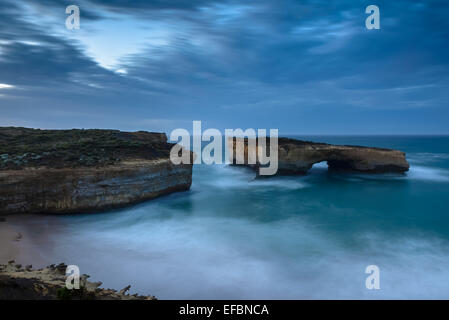 Dawn an der London Bridge. Port Campbell Küstenpark auf der Great Ocean Road Stockfoto