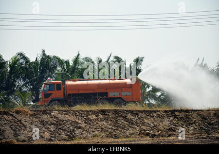 Wasserspray LKW zum Boden für Protect Staub am Teich auftreten Auftreten von Ausgrabung der Oberfläche Boden zum Verkauf in Pathum Thani Stockfoto