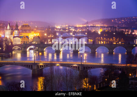 Fluss Vltava (Moldau) in Prag mit Charles Bridge in der Dämmerung, Tschechische Republik Stockfoto