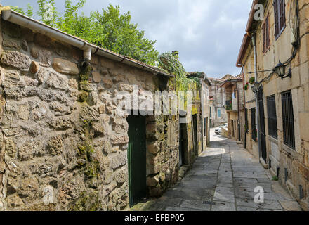 Schmale Straße im alten Zentrum von Tui, eine Grenzstadt mit Portugal in der Region Galicien, Spanien. Stockfoto