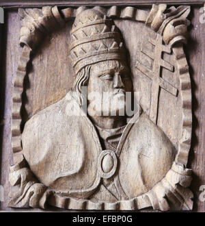 Hölzerne Gravur eines Bischofs an den Haupteingang der Kathedrale von Tui, Galicien, Spanien. Stockfoto