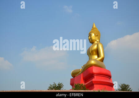 Buddha-Bildnis Phra Phuttha Sothon oder Luang Pho Sothon das ist einer der am meisten verehrten Buddhastatuen in Thailand. Stockfoto