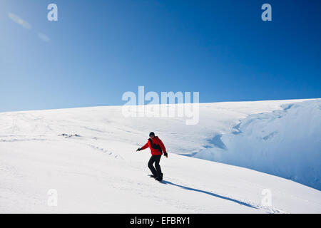 Man bewegt sich auf snowboard Stockfoto