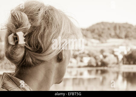 Frau Ferne Landschaft betrachten Stockfoto