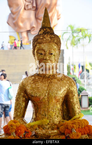 Buddha-Bildnis Phra Phuttha Sothon oder Luang Pho Sothon das ist einer der am meisten verehrten Buddhastatuen in Thailand. Stockfoto