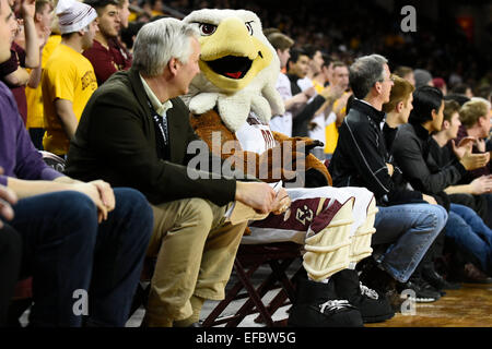 Chestnut Hill, Massachusetts, USA. 28. Januar 2015. Baldwin, sitzt das Boston College Eagles-Maskottchen mit Fans bei den NCAA-Basketball-Spiel zwischen der Louisville Cardinals und des Boston College Eagles statt auf dem Conte Forum in Chestnut Hill, Massachusetts. Louisville besiegt Boston College 81-72 in der regulären Spielzeit. Eric Canha/CSM/Alamy Live-Nachrichten Stockfoto