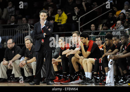 Chestnut Hill, Massachusetts, USA. 28. Januar 2015. Louisville Cardinals Cheftrainer Rick Pitino während der Spielaktion an die NCAA Basketball-Spiel zwischen der Louisville Cardinals und des Boston College Eagles auf dem Conte Forum in Chestnut Hill, Massachusetts statt. Louisville besiegt Boston College 81-72 in der regulären Spielzeit. Eric Canha/CSM/Alamy Live-Nachrichten Stockfoto