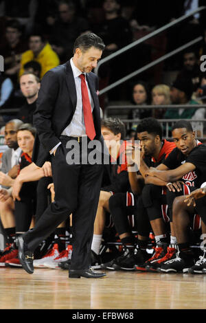 Chestnut Hill, Massachusetts, USA. 28. Januar 2015. Louisville Cardinals Cheftrainer Rick Pitino während der Spielaktion an die NCAA Basketball-Spiel zwischen der Louisville Cardinals und des Boston College Eagles auf dem Conte Forum in Chestnut Hill, Massachusetts statt. Louisville besiegt Boston College 81-72 in der regulären Spielzeit. Eric Canha/CSM/Alamy Live-Nachrichten Stockfoto