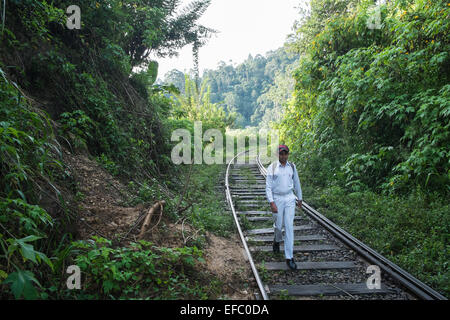 In der Stadt von Ella im Hochland von Sri Lanka.Local Schulkinder, junge zu Fuß auf der Bahnstrecke, eine gängige Praxis mit einigen Zügen. Stockfoto