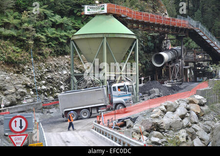 PIKE RIVER COAL MINE, NEW ZEALAND, 28.Oktober: Bergmann leitet einen LKW nahe dem Eingang von der Pike River Coal Mine, 28.10.2010 Stockfoto