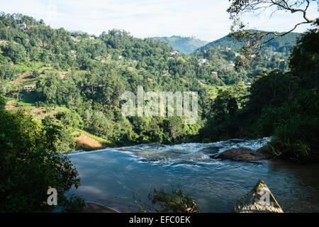 Bei Stadt Ella im Hochland von Sri Lanka. Für Wander- und grüne Landschaft berühmt. Spitze des kleinen Ravana Wasserfall Richtung Adam es Peak Stockfoto