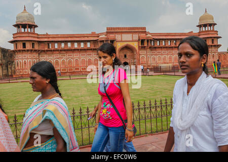 Frauen vorbei Jahangir Mahal, Agra Fort Komplex, Uttar Pradesh, Indien. Stockfoto