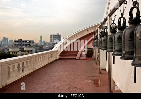 THAILAND - Blick auf die Stadt von Bangkok aus dem Pfad, der Golden Mount, Phu Khao Thong, im Stadtteil Banglamphu. Stockfoto