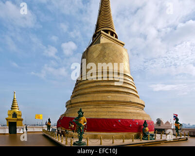 TH00406-00... THAILAND - ein goldener Chedi an der Spitze des goldenen Bergs in Banglamphu Bezirk von Bangkok gelegen. Stockfoto