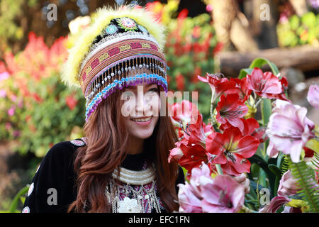 Traditionell gekleidete Mhong Hügel Stamm Frau im Garten am Berg Stockfoto