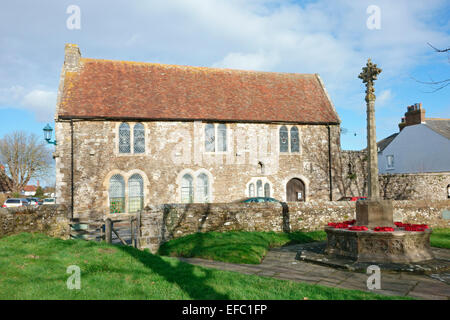 Das alte Gerichtsgebäude und Kriegerdenkmal, Winchelsea, East Sussex, England, Großbritannien Stockfoto