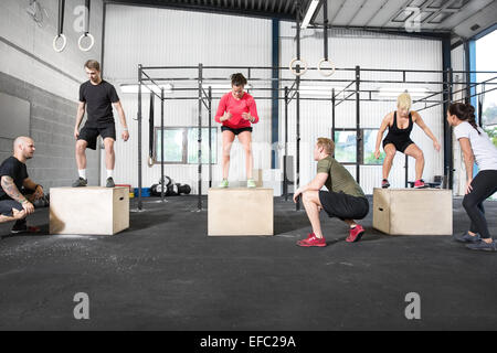 CrossFit Gruppe Züge Feld springen Stockfoto