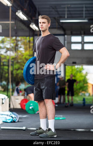 Mann im Fitnessstudio Gewichte heben Stockfoto