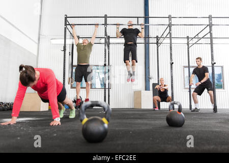 CrossFit Gruppe trainiert verschiedene Übungen Stockfoto