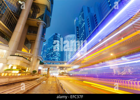 Verkehr im financial District von Hong Kong bei Nacht Stockfoto
