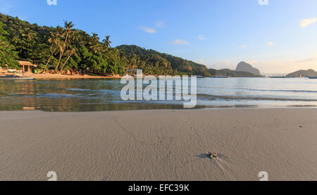 Sonnenuntergang am Corong Corong Beach, El Nido, Palawan in den Philippinen Stockfoto